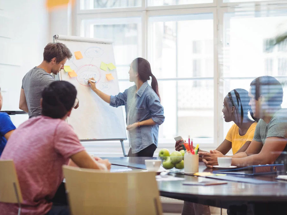 Ofrecemos una solución integral y eficiente para oficinas y corporaciones, asegurando un suministro continuo de agua purificada de alta calidad, diseñada para mejorar el bienestar, la salud y la productividad de los empleados. Un equipo bien hidratado se mantiene más concentrado, reduce la fatiga y mejora su rendimiento, lo que se traduce en un ambiente laboral más dinámico y eficiente.